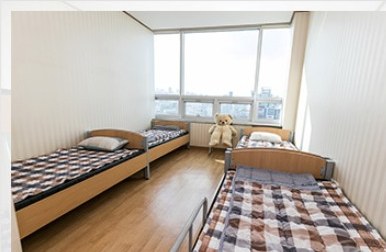 광주대성기숙사 3인 1실 객실 내부(단층 침대 3개)